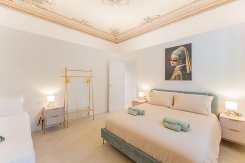 Bedroom, towels