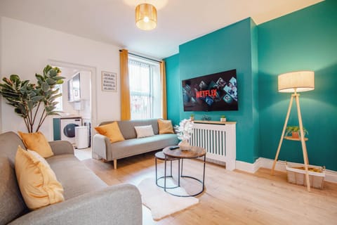 Communal lounge/ TV room, TV and multimedia, Living room, Seating area, Evening entertainment, internet
