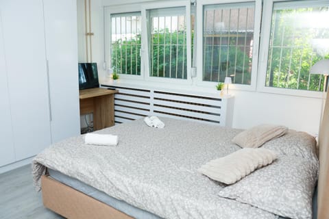 Bed, TV and multimedia, Bedroom