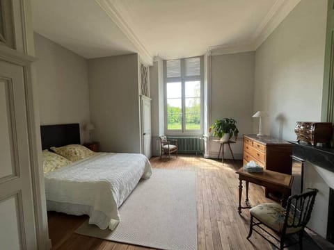 Bed, Living room, Bedroom, hair dresser