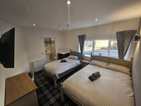 Bed, TV and multimedia, Bedroom