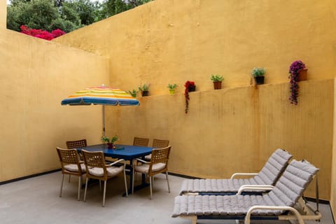Patio, Day, Seating area, Dining area, sunbed