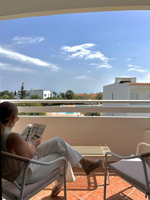 View (from property/room), Balcony/Terrace, Pool view, Sea view