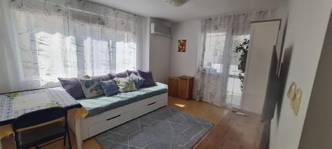 Bed, Living room, Photo of the whole room, Seating area