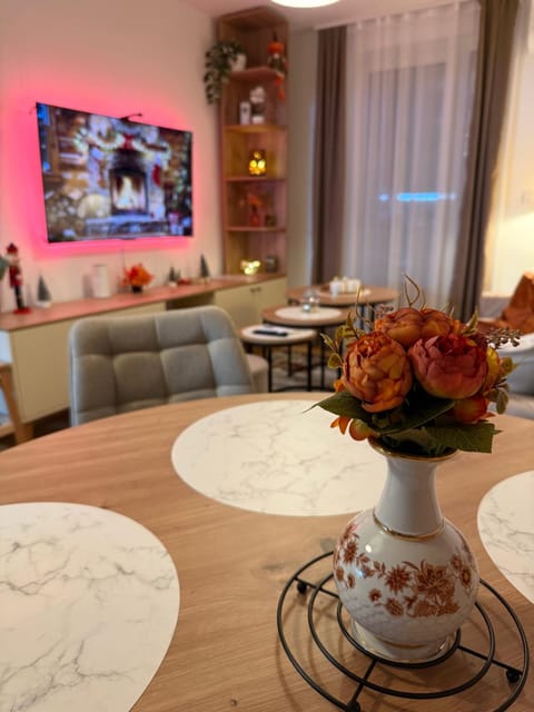 TV and multimedia, Living room, Decorative detail, Seating area, Dining area