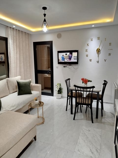 TV and multimedia, Living room, Seating area, Dining area