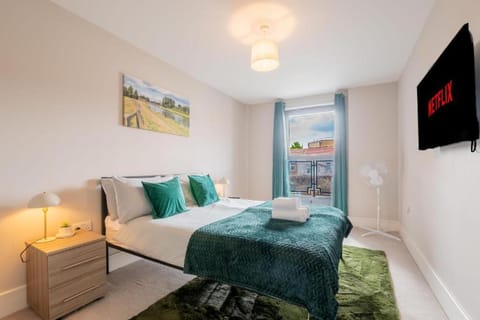 Bed, TV and multimedia, Photo of the whole room, Bedroom