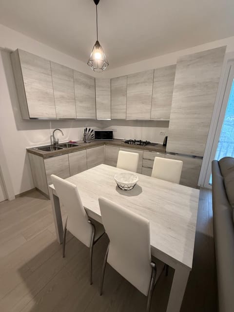 Kitchen or kitchenette, Dining area, stove