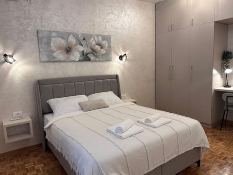 Bed, Bedroom, towels