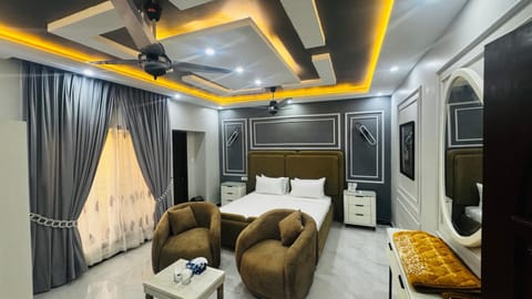 Communal lounge/ TV room, Bed, TV and multimedia, Living room, Photo of the whole room, Seating area, Bedroom, air conditioner