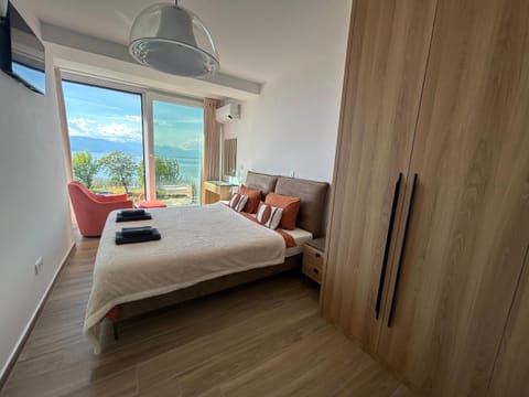 Bedroom, Lake view