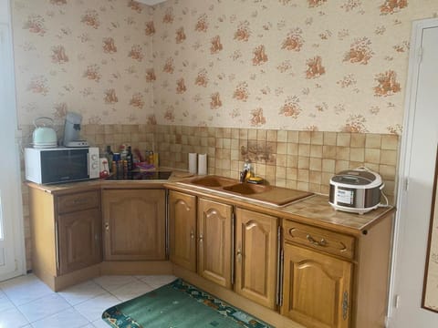 Coffee/tea facilities, stove, toaster