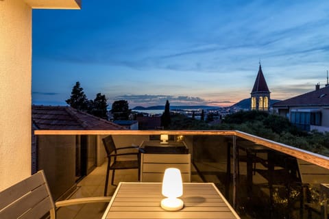 Natural landscape, View (from property/room), Balcony/Terrace, Dining area