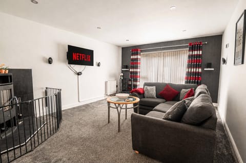 Communal lounge/ TV room, TV and multimedia, Living room, Seating area, Evening entertainment