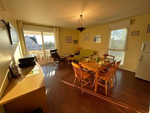 TV and multimedia, Seating area, Dining area