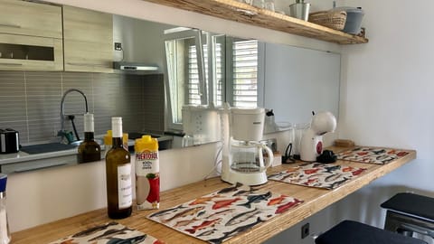 Coffee/tea facilities, Kitchen or kitchenette, Dining area