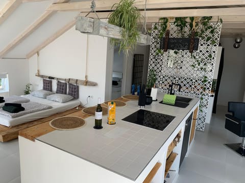 Kitchen or kitchenette, Living room, Seating area, Dining area, minibar, stove