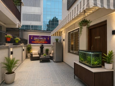 Restaurant/places to eat, Garden, Seating area