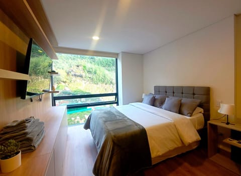 Bed, TV and multimedia, Bedroom