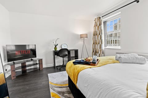 Bed, TV and multimedia, Photo of the whole room, Bedroom