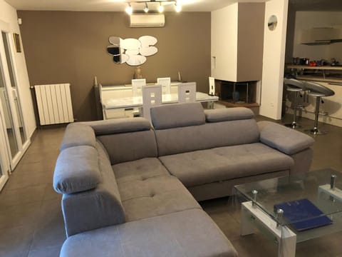 Communal lounge/ TV room