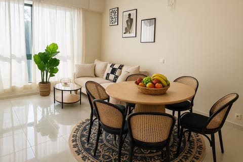 Living room, Food and drinks, Seating area, Dining area, Food