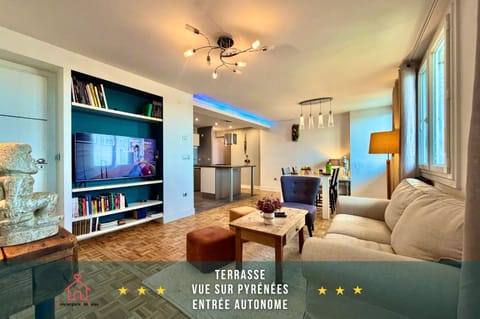 Communal lounge/ TV room, Library, TV and multimedia, Kitchen or kitchenette, Living room, Seating area, oven