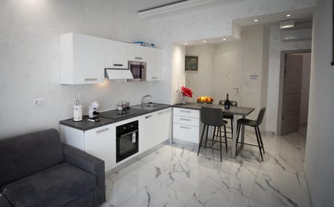 Coffee/tea facilities, Kitchen or kitchenette, Living room, Seating area, stove