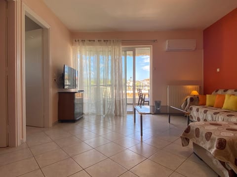 TV and multimedia, Living room, Photo of the whole room, Seating area, air conditioner
