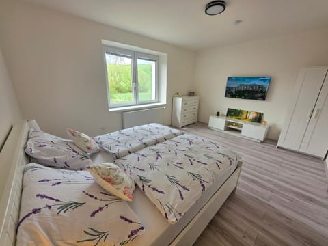 Bed, TV and multimedia, Bedroom, wardrobe