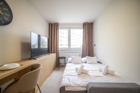 Bed, TV and multimedia, Evening entertainment, Bedroom, towels