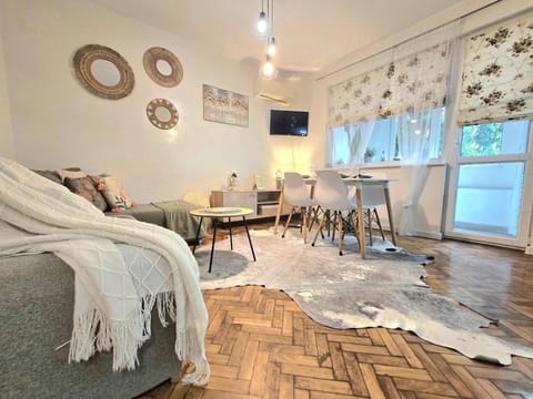 TV and multimedia, Living room, Seating area, Dining area, Bedroom