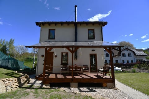 Property building, Day, Balcony/Terrace