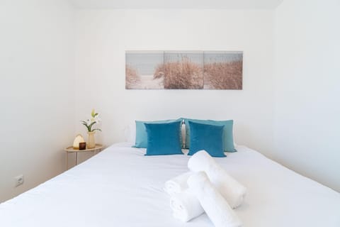 Bed, Bedroom, towels
