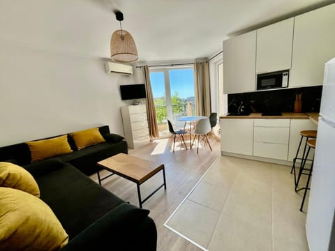 TV and multimedia, Kitchen or kitchenette, Living room, Seating area