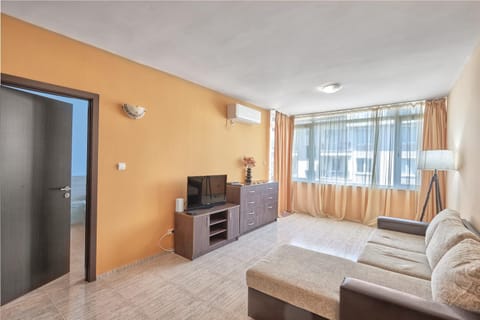TV and multimedia, Photo of the whole room, Seating area