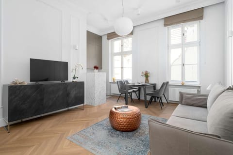 TV and multimedia, Living room, Seating area, Dining area, Evening entertainment