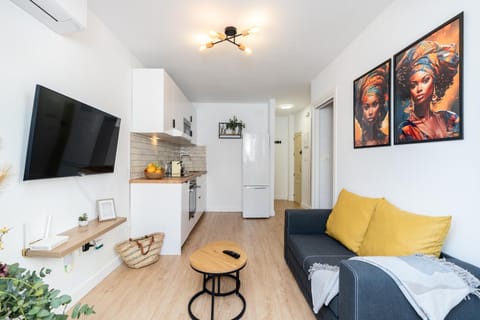 TV and multimedia, Kitchen or kitchenette, Dining area, oven, air conditioner