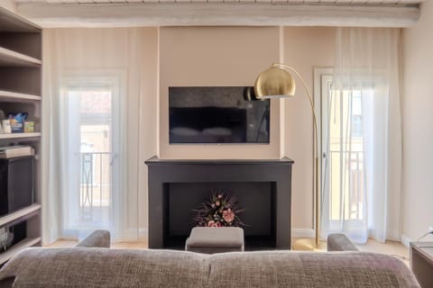 Bed, TV and multimedia, Photo of the whole room, Bedroom