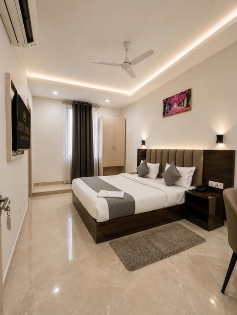 Bed, TV and multimedia, Photo of the whole room, Bedroom, fireplace