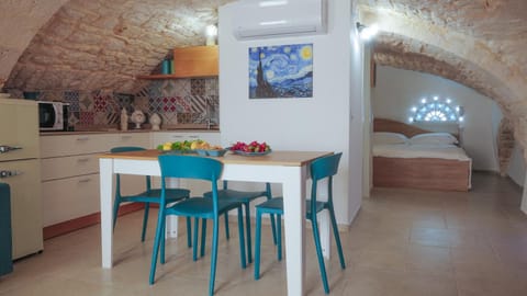 Bed, Kitchen or kitchenette, Living room, Seating area, Bedroom