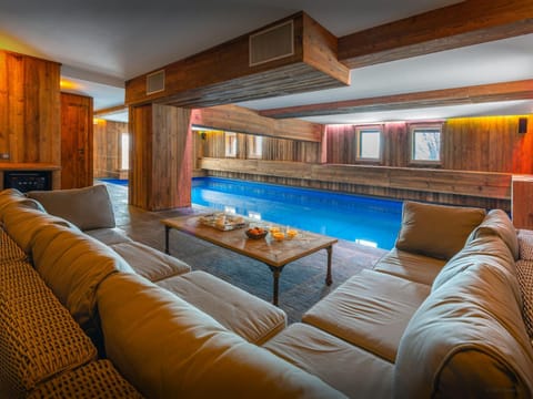Seating area, Area and facilities, Swimming pool