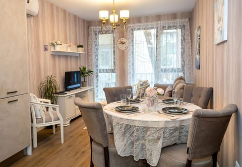 TV and multimedia, Living room, Seating area, Dining area