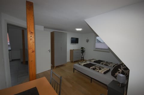 Bed, TV and multimedia, Photo of the whole room, Bedroom