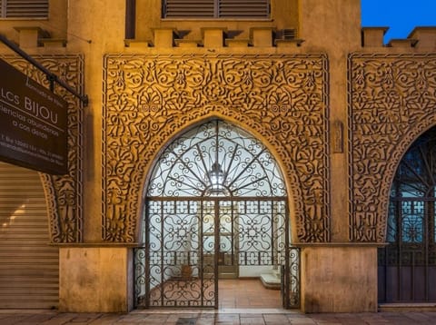 Facade/entrance, Day, Landmark view
