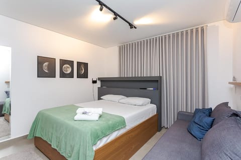 Bed, Photo of the whole room, Bedroom, towels