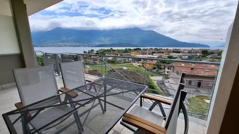 View (from property/room), Balcony/Terrace, Lake view, Mountain view