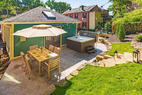 Hot Tub, Dining area