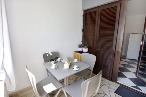 Restaurant/places to eat, Balcony/Terrace, Seating area