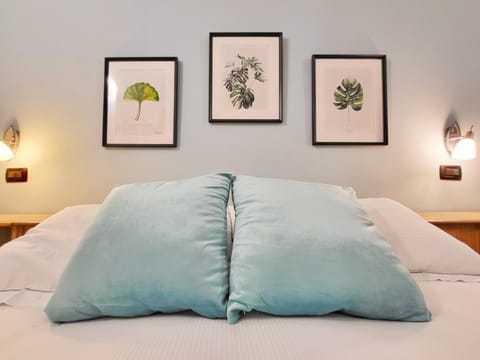 Bed, Photo of the whole room, Decorative detail, Bedroom
